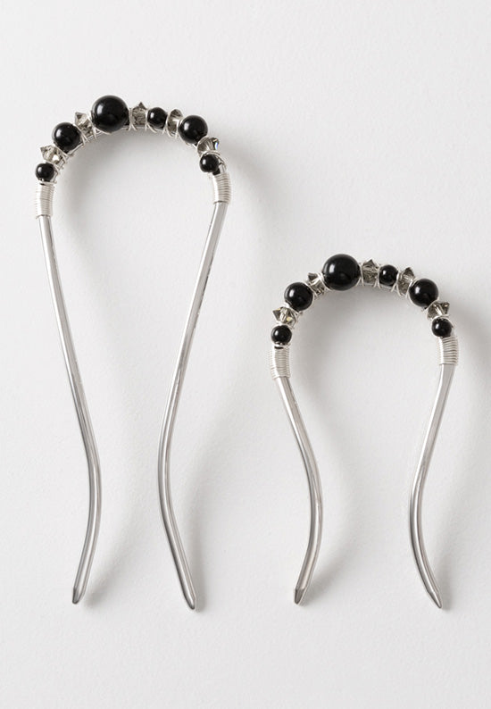 Fancy swerve with black beads in silvertone